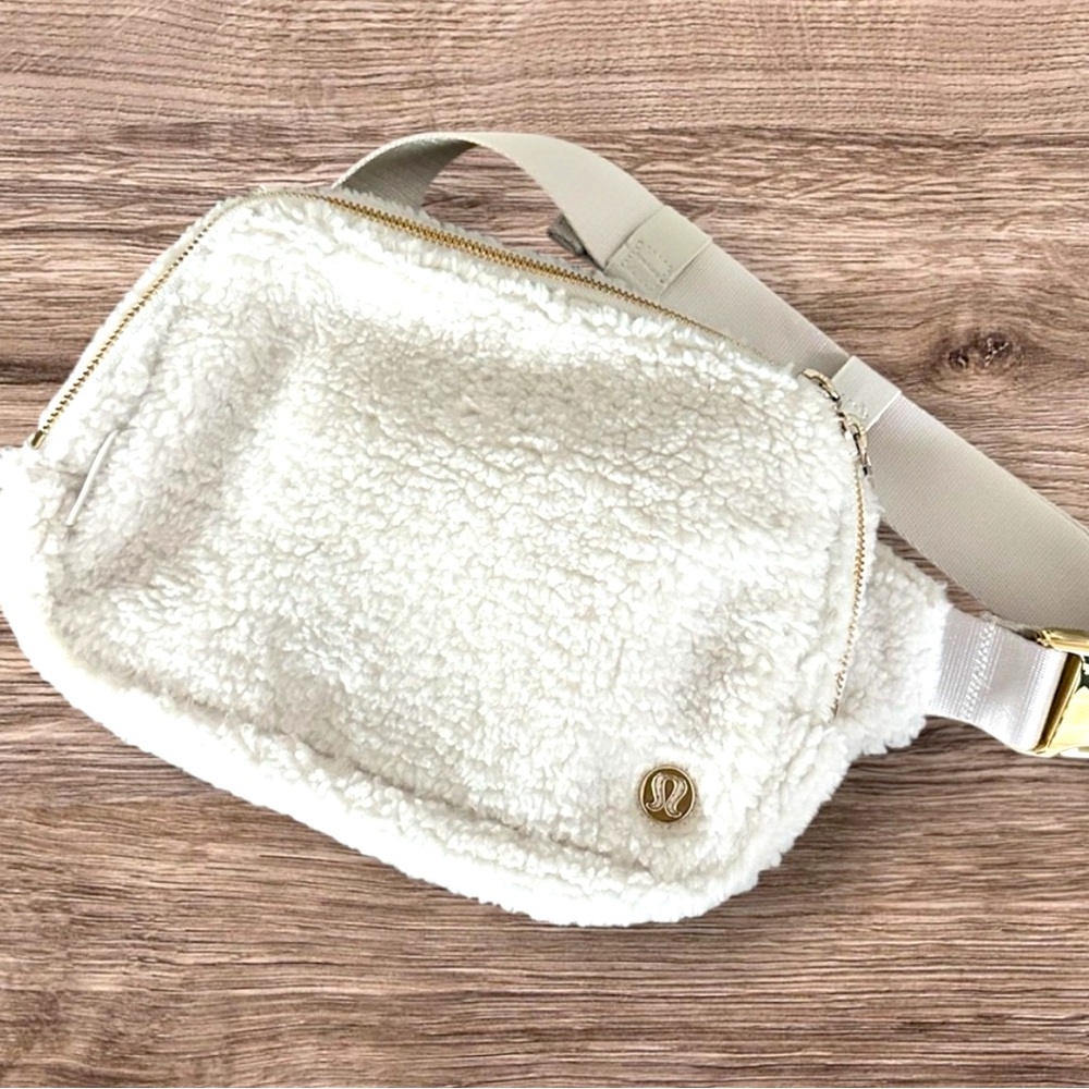 lululemon athletica Everywhere Belt Bag 2L White Opal Gold Fleece